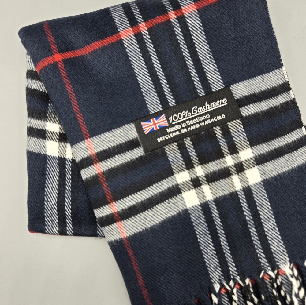 New 100% Cashmere Scarf Made in Scotland Navy Tartan Plaid NWOT - Picture 3 of 3